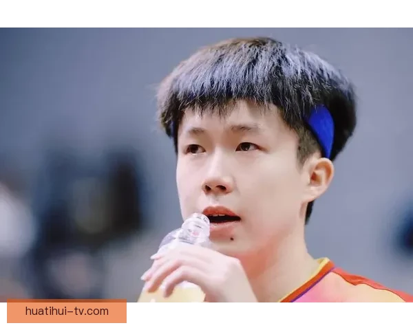 王楚钦赛场拼搏举动感动球迷采访中忽然双手撑地全力以赴